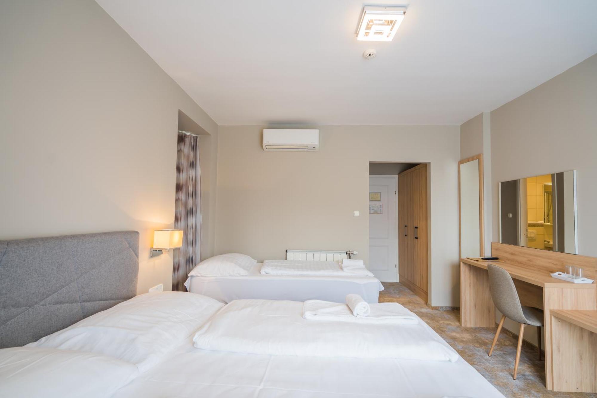 Driepersoonskamer met Balkon en Uitzicht op het Zwembad